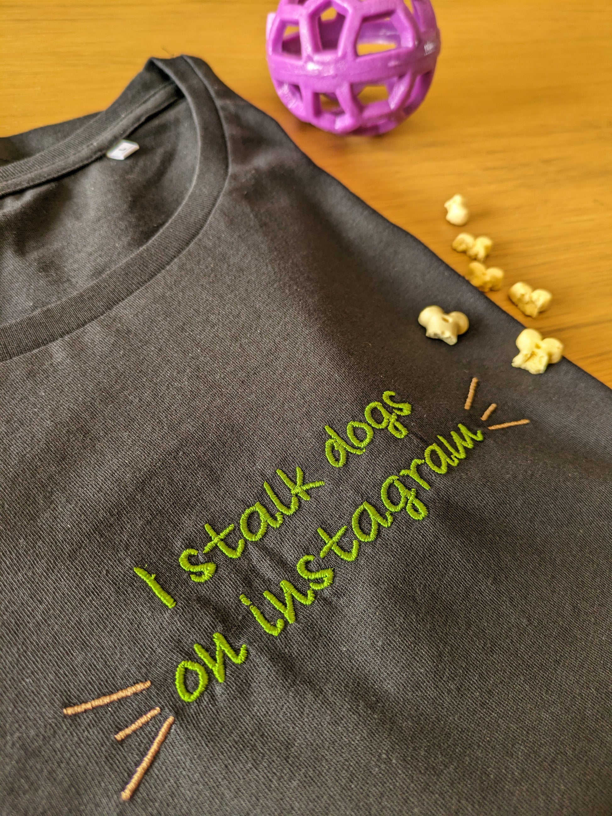 t-shirt ricamata, i stalk dogs on instagram, fureverstitch.com