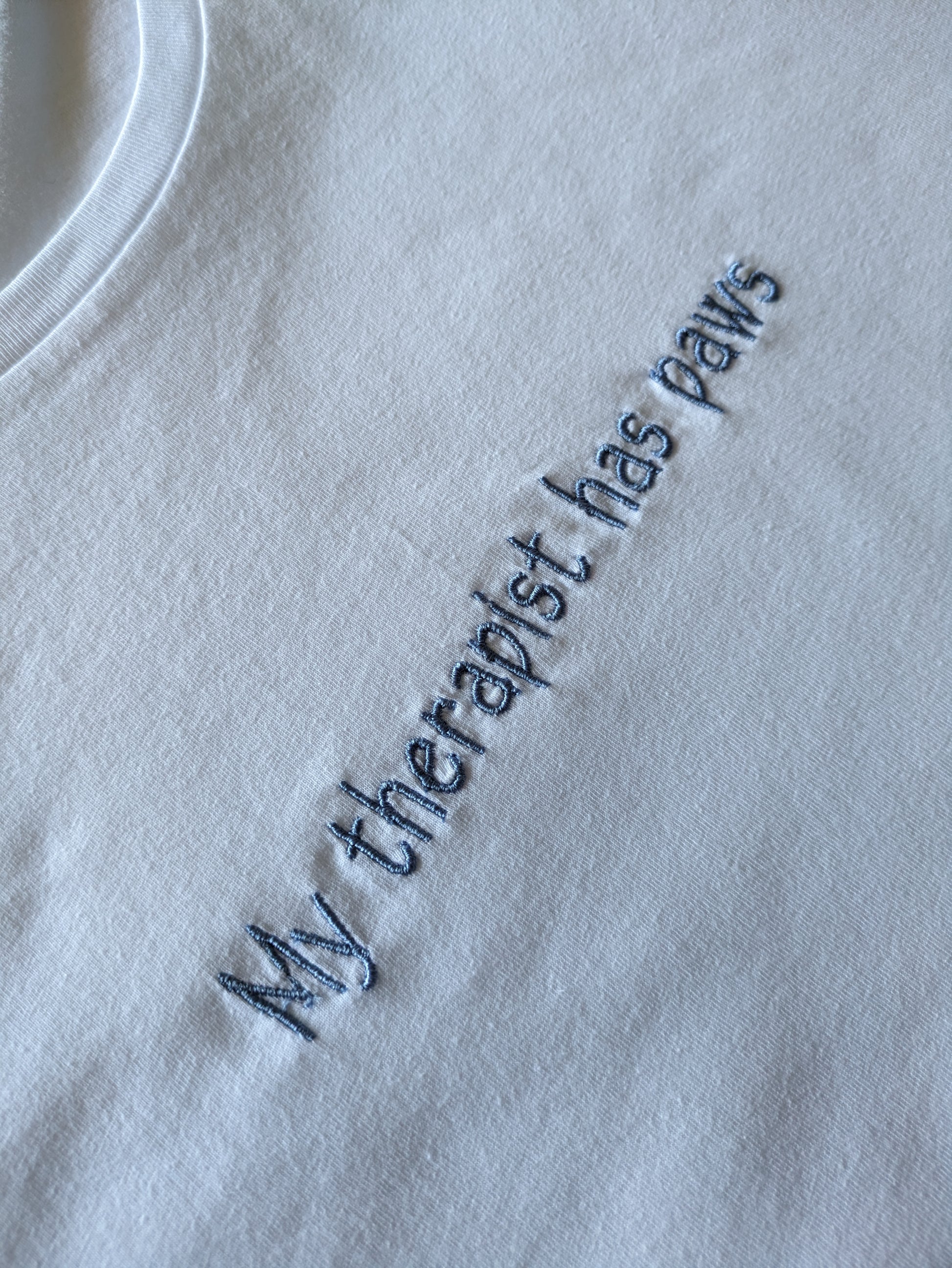 tshirt ricamata, my therapist has paws, fureverstitch, ricamo