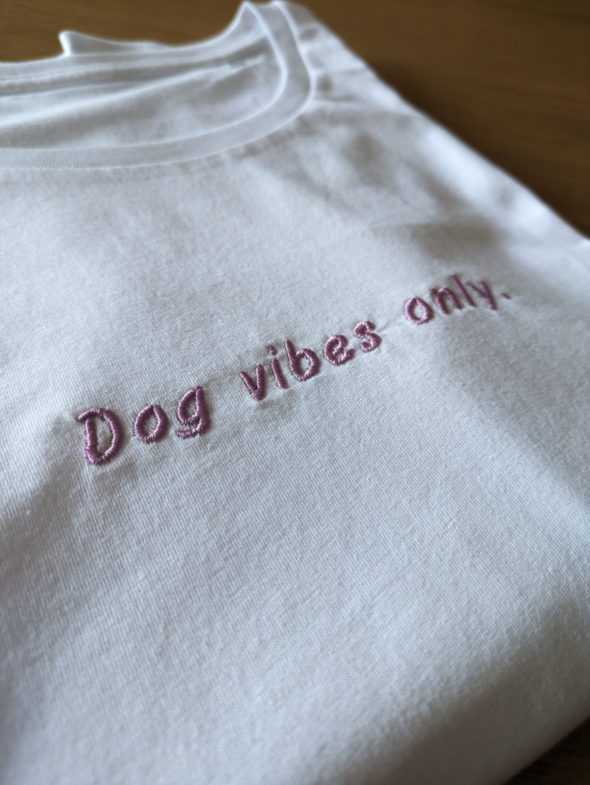 t shirt, dog vibes only, dettaglio, ricamata